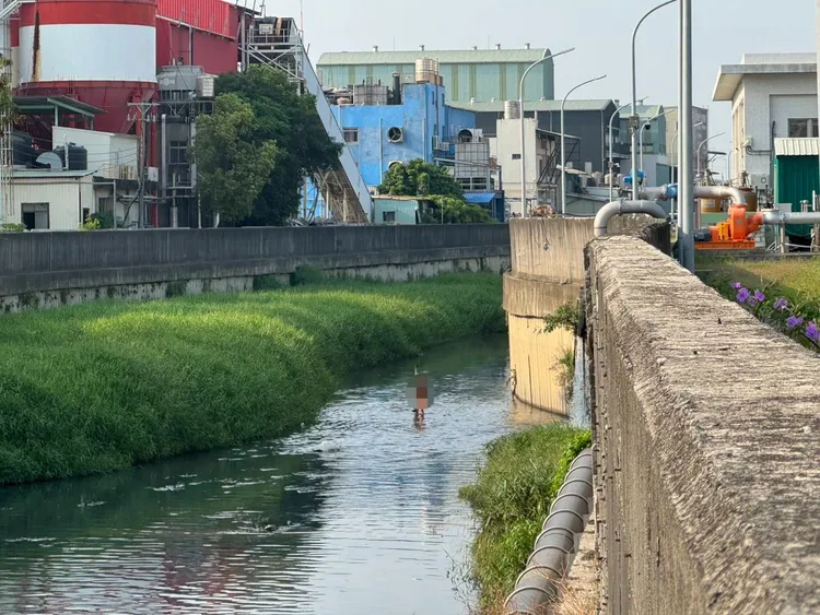 吳男竟在河中悠游約2個多小時，讓人傻眼。民眾提供