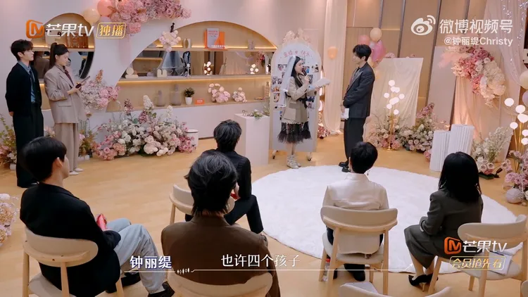 鍾麗緹和張倫碩在節目中提前舉行金婚紀念儀式，鍾麗緹不排斥有第4個小孩。翻攝鍾麗緹微博