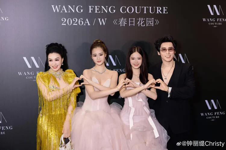 鍾麗緹（左）和張倫碩（右）偶爾會帶女兒一同出席活動。翻攝鍾麗緹微博