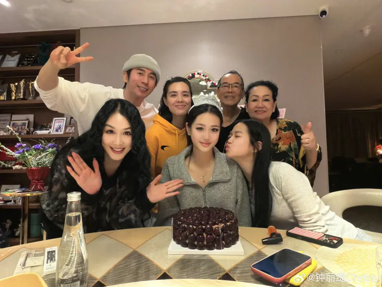 鍾麗緹和前兩任前夫生了3個女兒都改姓張，與張倫碩相處融洽，日前一家人與鍾麗緹爸媽為小女兒慶生。翻攝鍾麗緹微博