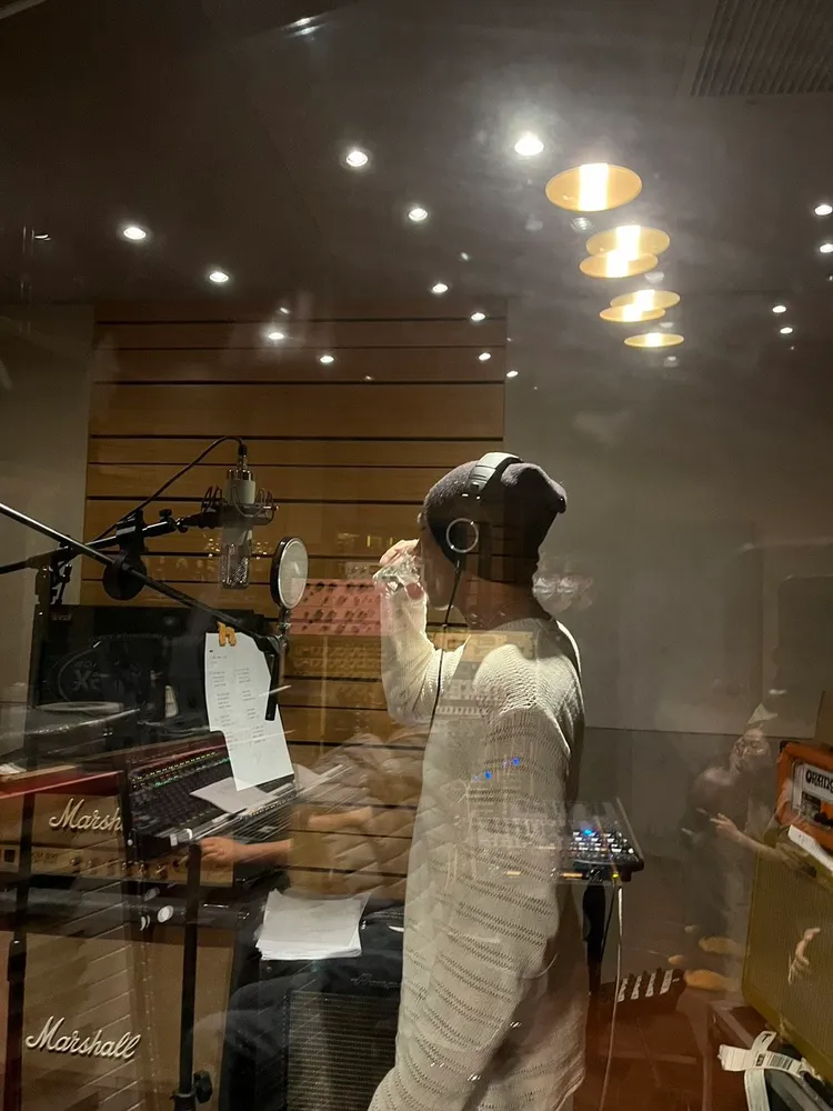 莊凱勛小酌一番，被林生祥稱讚唱起來更有味道。客台提供