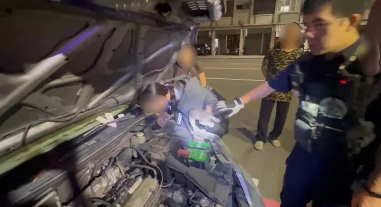 警方通知車主打開引擎蓋。翻攝畫面