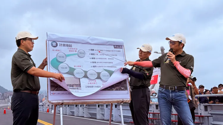 北區公路新建工程分局陳永傑分局長現場工程解說，帶領民眾認識淡江大橋的設計理念、工程特色及對區域交通與城市發展影響。民政局提供