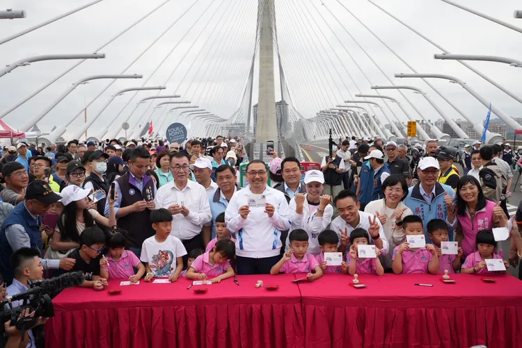 市長侯友宜、民代與幼兒園小朋友一起在紀念明信片上寫下願望、蓋下紀念戳章，投入郵筒，寄託對未來的憧憬。民政局提供