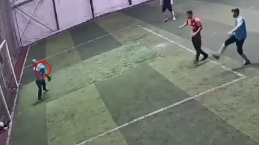 影片｜足球守門員成功「胸口攔球」　10秒內心臟驟停倒地不治