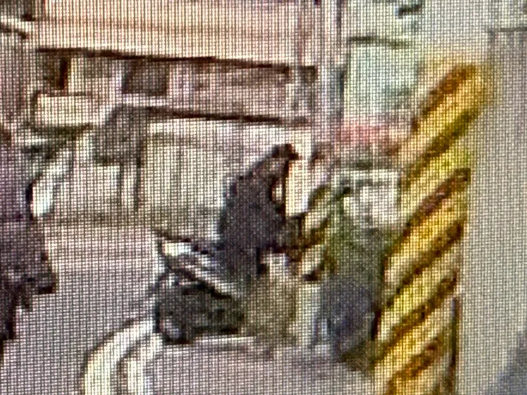 事發前警車巡邏拍到蔡男騎機車在附近徘徊，成了破案關鍵。民眾提供