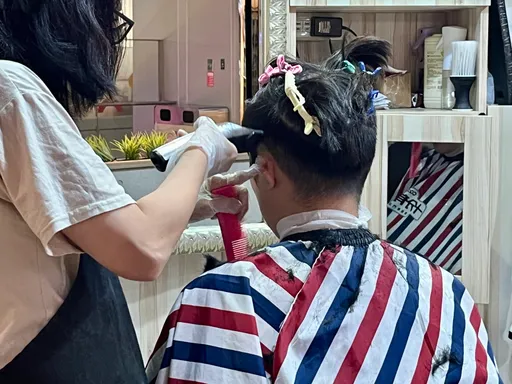 做頭髮被設計師問1句　顧客秒炸鍋！竟釣出一票苦主