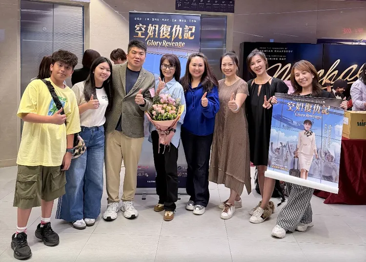 導演朱岩蘭(左四)將自身真實經歷改編，催生出《空姐復仇記》，今天在新莊國賓影城特映，3廳座無虛席。翻攝畫面