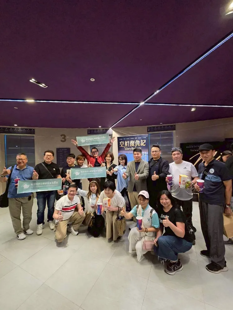 電影講述一名空姐遭不當裁員後，重拾勇氣走上街頭抗爭，並透過投入公益找回人生主導權，最終實現「溫柔復仇」，讓觀影民眾獲得滿滿感動與能量。翻攝畫面