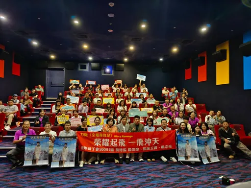 《空姐復仇記》未映先熱！3影廳2百餘人包場觀影　「校花」導演現身掀共鳴