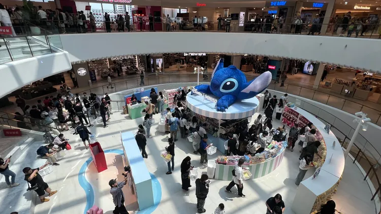 開幕日人潮。鮮明攝