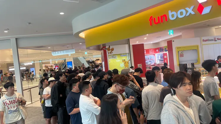 部分品牌一開幕就出現排隊人龍。鮮明攝