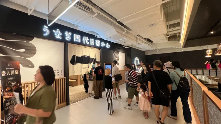 餐廳擠滿人潮。鮮明攝