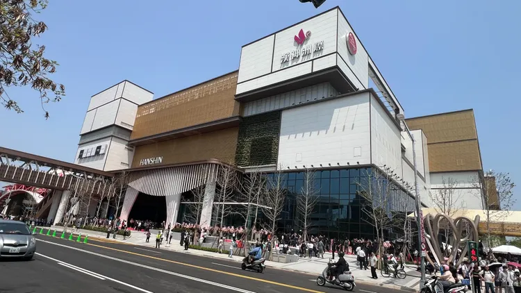 漢神洲際外觀以珠寶盒為概念。鮮明攝