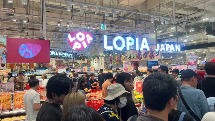 來自日本的LOPIA超市擠滿排隊進場的民眾。鮮明攝