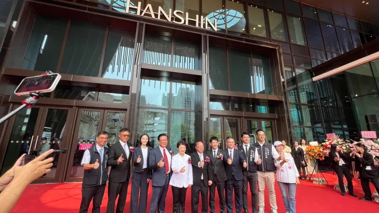 台中市長盧秀燕、國揚集團創辦人侯西峰等人帶領民眾進館。鮮明攝