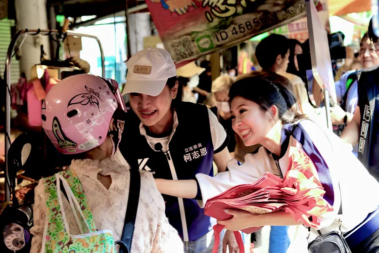 國民黨台北市議員松山信義選區初選參選人李明璇今（10）日一早前往南京公寓市場掃街拜票，並邀請立法委員、高雄市長候選人柯志恩親自北上站台力挺。李明璇提供