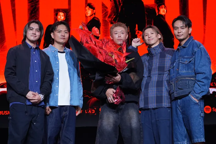 「滅火器」成軍26 年將在7月首度「破蛋」，健志獻花祝賀。彭欣偉攝