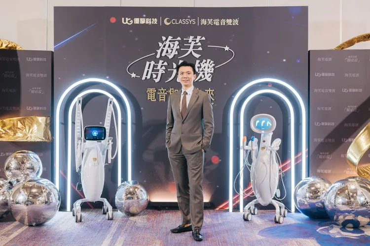 張引碩醫師於開幕前與原廠醫美儀器合影，展現專業合作與技術交流。（圖片來源：書妍診所提供）