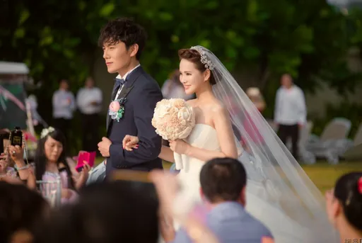 伊能靜與秦昊連辦3攤婚宴有原因　滿足嫁哈林沒婚禮遺憾