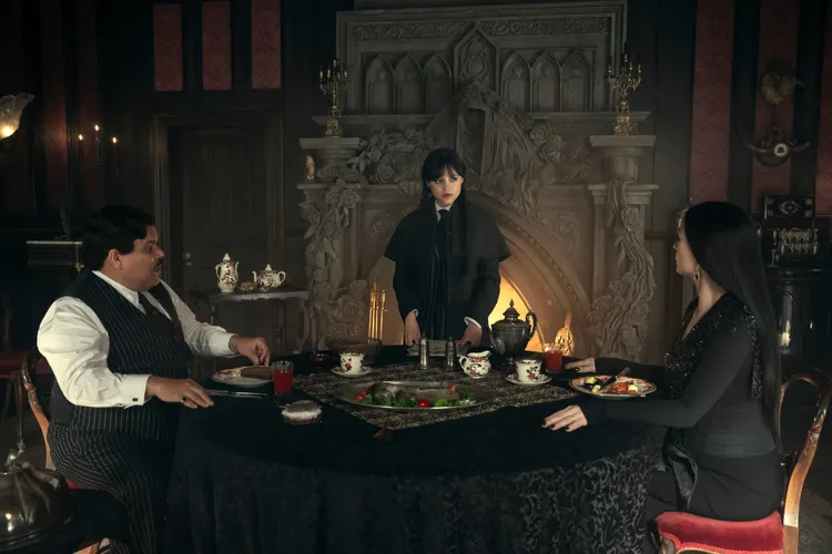 路易古茲曼（左起）、珍娜奧特嘉、凱薩琳麗塔瓊斯都續演《星期三》第3季。Netflix提供