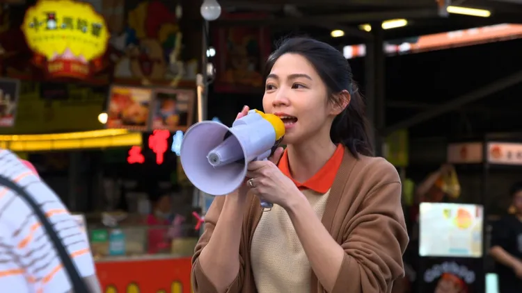 曾智希賣力叫賣。民視提供