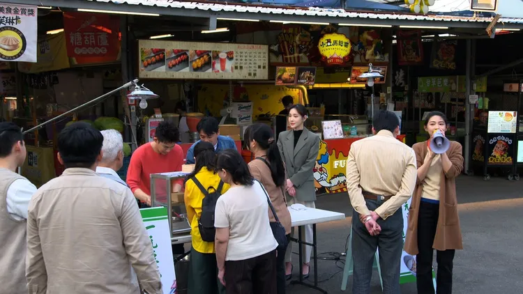 演員到夜市實拍，引起觀眾圍觀。民視提供