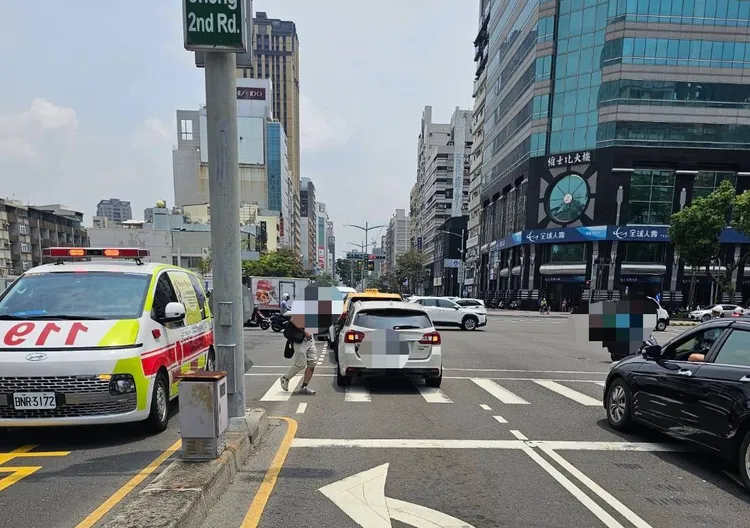 這起事件除了吳員輕傷、身體不適送醫外，僅有車損未有民眾受傷。民眾提供