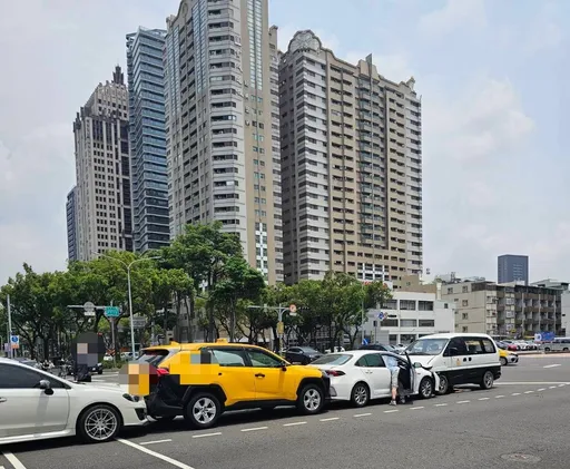 送公文途中身體不適！　高雄警備車逆向撞待轉區3車