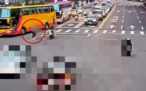 「你長官是誰？」信義商圈男闖紅燈站「三七步」嗆警挨罰　路口對峙畫面瘋傳