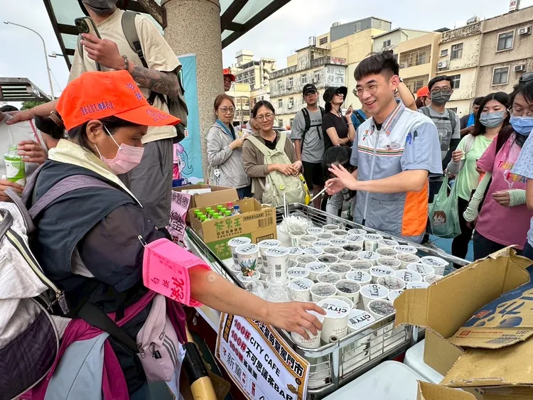 新童門市免費送出100杯咖啡茶飲、100顆茶葉蛋。7-ELEVEN提供