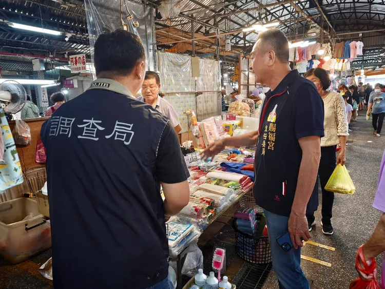 橋檢指揮警調查訪有無不肖業者藉機囤積塑膠製品。翻攝畫面