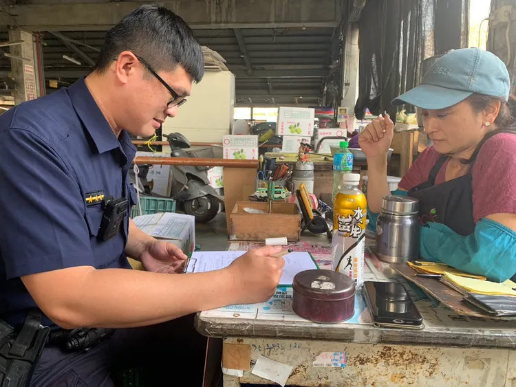 橋檢指揮警調查訪有無不肖業者藉機囤積塑膠製品。翻攝畫面