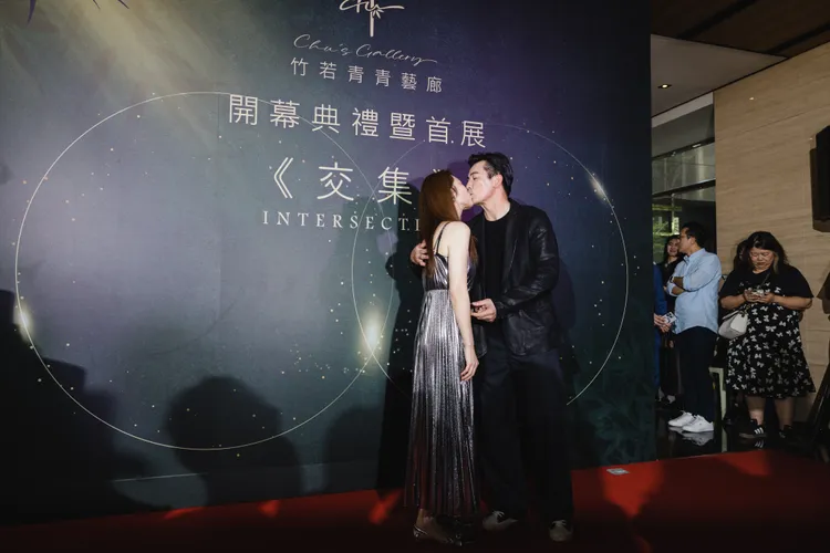 伊正和老婆當眾放閃。真心娛樂提供