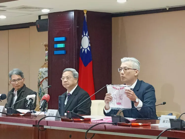 經濟部產業發展署副署長鄒宇新(圖右)今於記者會上表示，塑膠袋原庫存須依照原價販售，之後因成本調漲後而新生產約5500噸左右的塑膠袋則可漲價3成，等於經濟部定調「最高漲幅天花板」。許麗珍攝