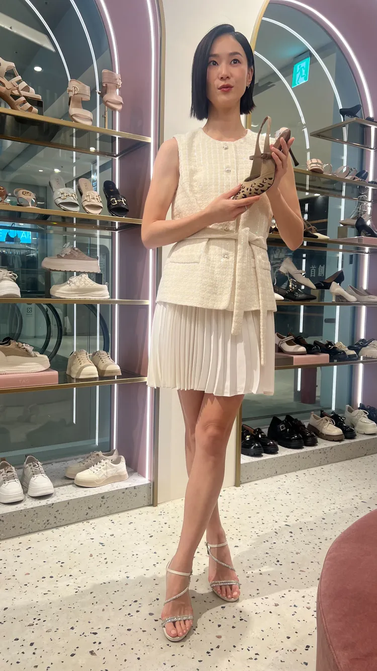 東笙集團昨天邀請時尚女星鍾瑶擔任一日店長，以「一套穿搭、多種風格」為示範主軸。鮮明攝