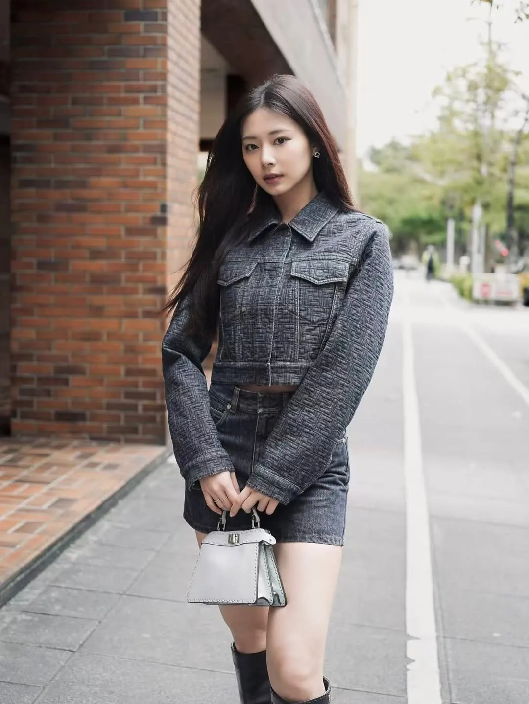 子瑜身著全套FENDI漫步台北街頭。翻攝IG