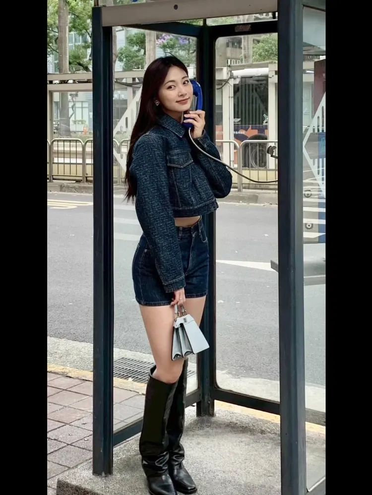 周子瑜身著全套FENDI在電話亭留下俏皮身影。翻攝IG