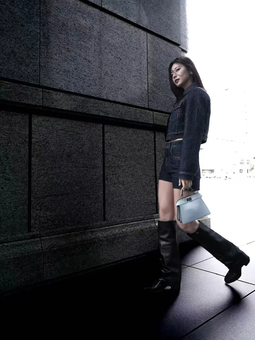 子瑜身著全套FENDI漫步台北街頭。翻攝IG