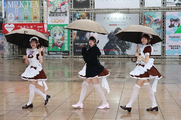 女僕們雨中打招呼。彭欣偉攝