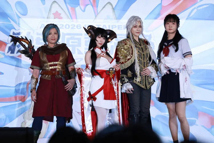 大批coser互鬥。彭欣偉攝