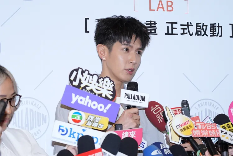 柯震東正面回答感情問題，不過幾乎都是搬出公司說法。攝影中心攝