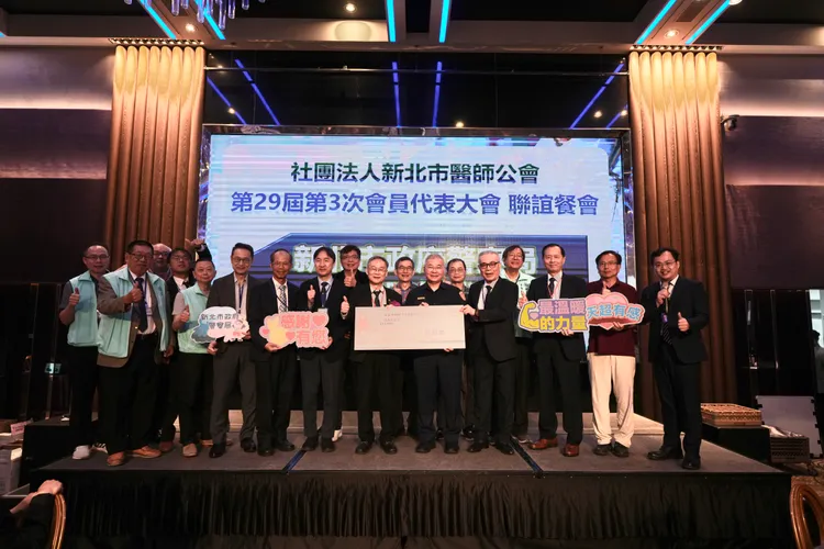 新北市警察局局長方仰寧與新北市醫師公會大合照。警方提供