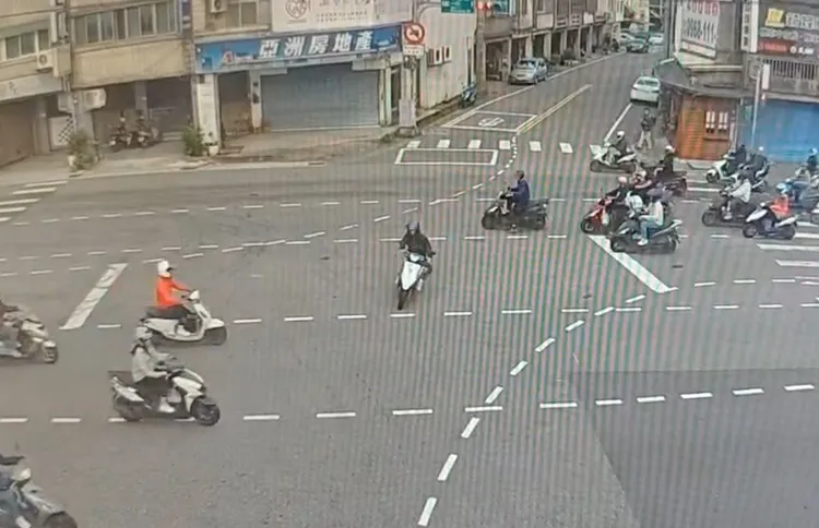 騎士疑闖紅燈。翻攝畫面