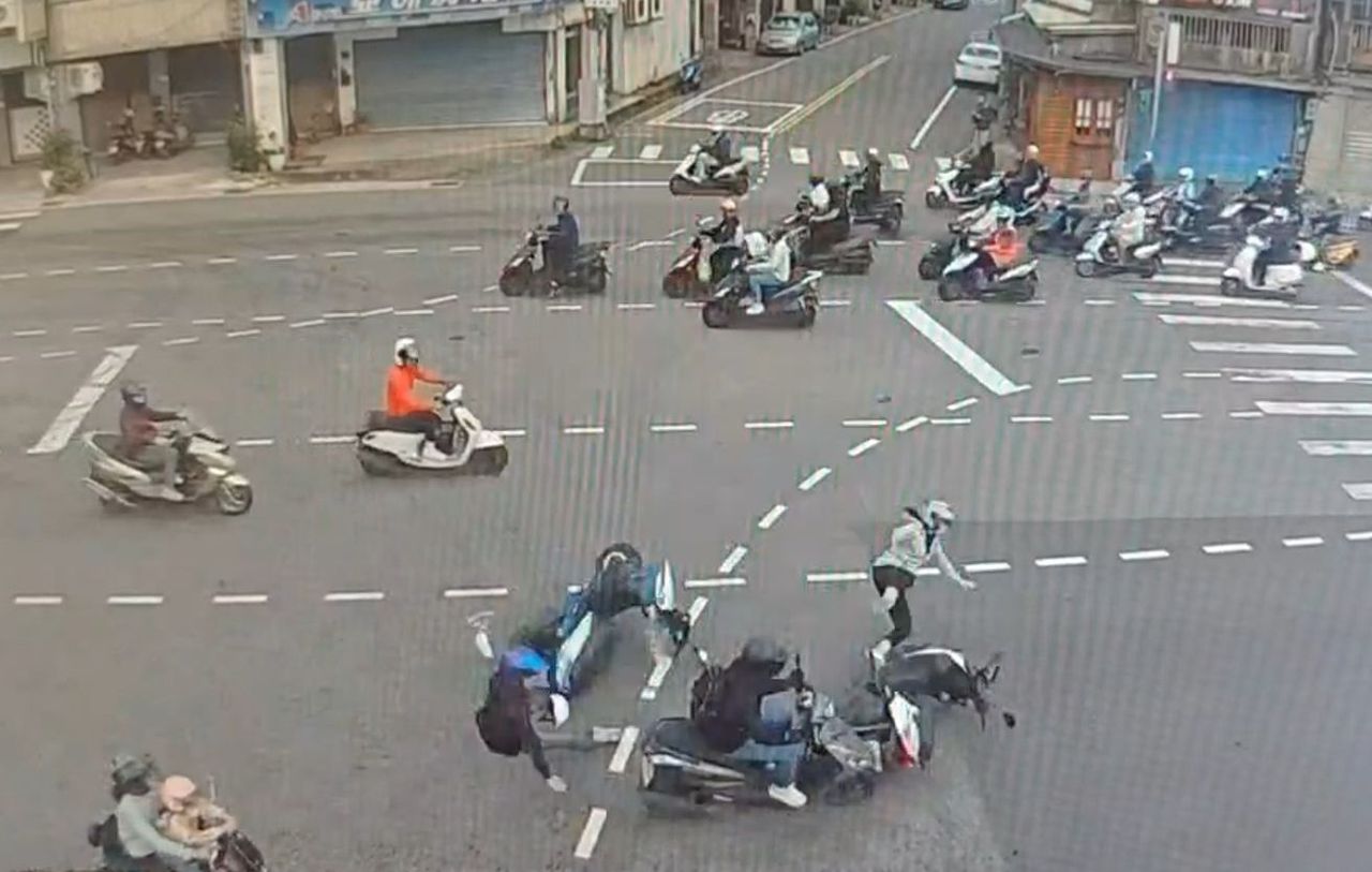 驚險畫面曝光!白目騎士貪快闖紅燈 3機車遭殃釀5傷