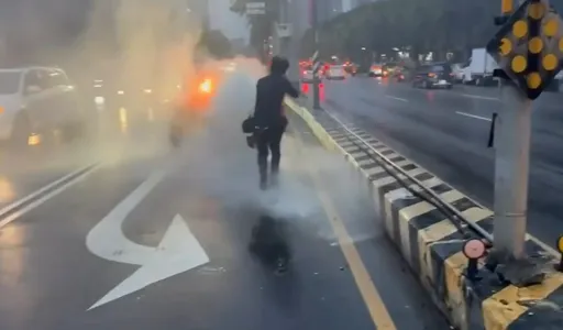 林口火燒車驚壞用路人　勇警衝現場第一時間撲滅