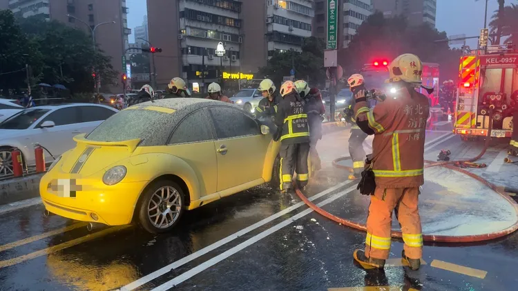 消防人員進行殘火處理。翻攝畫面