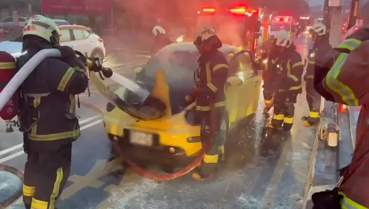 消防人員到場進行殘火處理。翻攝畫面