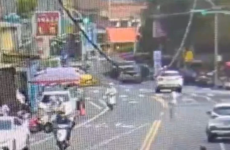 撞擊瞬間。翻攝畫面