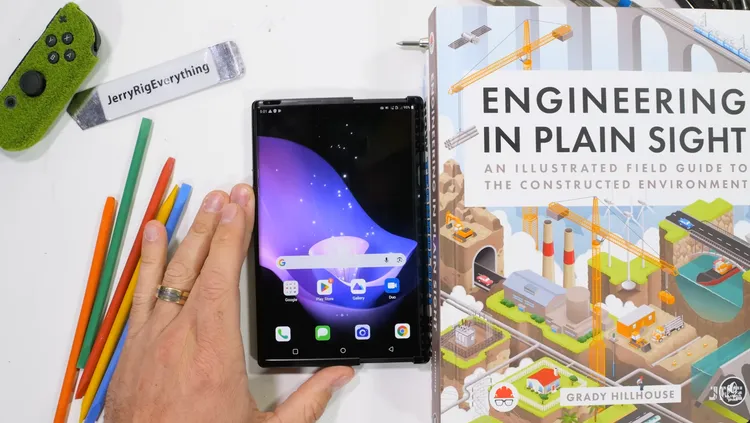 影片實測顯示，LG Rollable展開時的馬達推力相當強，甚至能推動桌上的書本。JerryRigEverything YouTube